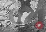 Standbild Gold panning Leadville Colorado USA, 1922, aus Sekunde 22 historischem Filmmaterial Videoclip 65675072890