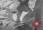 Standbild Gold panning Leadville Colorado USA, 1922, aus Sekunde 23 historischem Filmmaterial Videoclip 65675072890