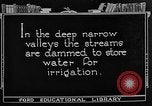 Standbild Gold panning Leadville Colorado USA, 1922, aus Sekunde 24 historischem Filmmaterial Videoclip 65675072890