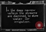 Standbild Gold panning Leadville Colorado USA, 1922, aus Sekunde 25 historischem Filmmaterial Videoclip 65675072890