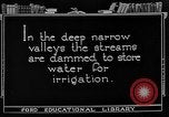 Standbild Gold panning Leadville Colorado USA, 1922, aus Sekunde 29 historischem Filmmaterial Videoclip 65675072890