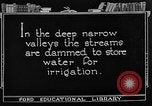 Standbild Gold panning Leadville Colorado USA, 1922, aus Sekunde 30 historischem Filmmaterial Videoclip 65675072890