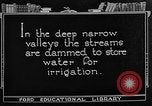 Standbild Gold panning Leadville Colorado USA, 1922, aus Sekunde 32 historischem Filmmaterial Videoclip 65675072890