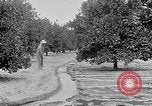 Standbild Gold panning Leadville Colorado USA, 1922, aus Sekunde 57 historischem Filmmaterial Videoclip 65675072890
