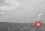 Immagine di La masterizzazione di USS Princeton visto da di USS Essex Oceano Pacifico, 1944, secondo 4 filmato di repertorio 65675072895