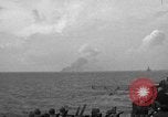 Immagine di La masterizzazione di USS Princeton visto da di USS Essex Oceano Pacifico, 1944, secondo 6 filmato di repertorio 65675072895