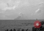 Immagine di La masterizzazione di USS Princeton visto da di USS Essex Oceano Pacifico, 1944, secondo 9 filmato di repertorio 65675072895