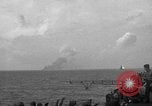 Immagine di La masterizzazione di USS Princeton visto da di USS Essex Oceano Pacifico, 1944, secondo 11 filmato di repertorio 65675072895