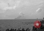 Immagine di La masterizzazione di USS Princeton visto da di USS Essex Oceano Pacifico, 1944, secondo 13 filmato di repertorio 65675072895