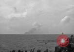 Immagine di La masterizzazione di USS Princeton visto da di USS Essex Oceano Pacifico, 1944, secondo 14 filmato di repertorio 65675072895