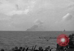 Immagine di La masterizzazione di USS Princeton visto da di USS Essex Oceano Pacifico, 1944, secondo 15 filmato di repertorio 65675072895
