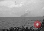 Immagine di La masterizzazione di USS Princeton visto da di USS Essex Oceano Pacifico, 1944, secondo 16 filmato di repertorio 65675072895