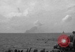 Immagine di La masterizzazione di USS Princeton visto da di USS Essex Oceano Pacifico, 1944, secondo 23 filmato di repertorio 65675072895