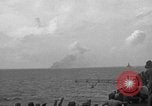 Immagine di La masterizzazione di USS Princeton visto da di USS Essex Oceano Pacifico, 1944, secondo 26 filmato di repertorio 65675072895