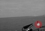 Immagine di La masterizzazione di USS Princeton visto da di USS Essex Oceano Pacifico, 1944, secondo 28 filmato di repertorio 65675072895