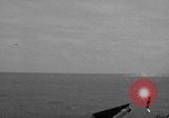 Immagine di La masterizzazione di USS Princeton visto da di USS Essex Oceano Pacifico, 1944, secondo 29 filmato di repertorio 65675072895