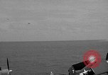 Immagine di La masterizzazione di USS Princeton visto da di USS Essex Oceano Pacifico, 1944, secondo 33 filmato di repertorio 65675072895
