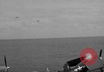 Immagine di La masterizzazione di USS Princeton visto da di USS Essex Oceano Pacifico, 1944, secondo 39 filmato di repertorio 65675072895