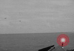 Immagine di La masterizzazione di USS Princeton visto da di USS Essex Oceano Pacifico, 1944, secondo 40 filmato di repertorio 65675072895