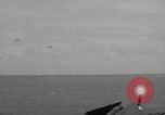 Immagine di La masterizzazione di USS Princeton visto da di USS Essex Oceano Pacifico, 1944, secondo 41 filmato di repertorio 65675072895