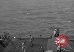 Immagine di La masterizzazione di USS Princeton visto da di USS Essex Oceano Pacifico, 1944, secondo 46 filmato di repertorio 65675072895