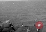 Immagine di La masterizzazione di USS Princeton visto da di USS Essex Oceano Pacifico, 1944, secondo 51 filmato di repertorio 65675072895