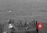 Immagine di La masterizzazione di USS Princeton visto da di USS Essex Oceano Pacifico, 1944, secondo 53 filmato di repertorio 65675072895