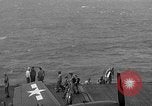 Immagine di La masterizzazione di USS Princeton visto da di USS Essex Oceano Pacifico, 1944, secondo 56 filmato di repertorio 65675072895
