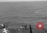 Immagine di La masterizzazione di USS Princeton visto da di USS Essex Oceano Pacifico, 1944, secondo 58 filmato di repertorio 65675072895