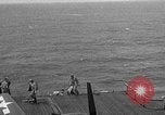 Immagine di La masterizzazione di USS Princeton visto da di USS Essex Oceano Pacifico, 1944, secondo 60 filmato di repertorio 65675072895