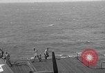 Immagine di La masterizzazione di USS Princeton visto da di USS Essex Oceano Pacifico, 1944, secondo 61 filmato di repertorio 65675072895