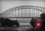 Immagine di Ludendorff Bridge Remagen Germania, 1945, secondo 15 filmato di repertorio 65675072903