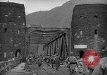 Immagine di Ludendorff Bridge Remagen Germania, 1945, secondo 45 filmato di repertorio 65675072903