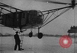 Immagine di Fa 223 elicottero Germania, 1942, secondo 27 filmato di repertorio 65675072918
