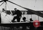 Standbild Cierva Tragschrauber Croydon London England, 1928, aus Sekunde 30 historischem Filmmaterial Videoclip 65675072956