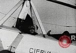 Standbild Cierva Tragschrauber Croydon London England, 1928, aus Sekunde 42 historischem Filmmaterial Videoclip 65675072956