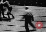 Immagine di Match wrestling New York United States USA, 1931, secondo 50 filmato di repertorio 65675072976