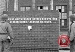 Image des soldats des États-Unis 4e régiment de cavalerie entrez Erftwerk factory Grevenbroich Allemagne, 1945, de la seconde 6 séquences d'archives historiques vidéo 65675072983