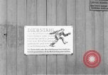 Image des soldats des États-Unis 4e régiment de cavalerie entrez Erftwerk factory Grevenbroich Allemagne, 1945, de la seconde 10 séquences d'archives historiques vidéo 65675072983