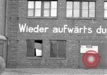 Image des soldats des États-Unis 4e régiment de cavalerie entrez Erftwerk factory Grevenbroich Allemagne, 1945, de la seconde 11 séquences d'archives historiques vidéo 65675072983