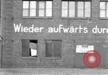 Image des soldats des États-Unis 4e régiment de cavalerie entrez Erftwerk factory Grevenbroich Allemagne, 1945, de la seconde 12 séquences d'archives historiques vidéo 65675072983