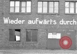 Image des soldats des États-Unis 4e régiment de cavalerie entrez Erftwerk factory Grevenbroich Allemagne, 1945, de la seconde 13 séquences d'archives historiques vidéo 65675072983