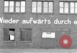 Image des soldats des États-Unis 4e régiment de cavalerie entrez Erftwerk factory Grevenbroich Allemagne, 1945, de la seconde 14 séquences d'archives historiques vidéo 65675072983
