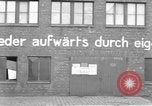 Image des soldats des États-Unis 4e régiment de cavalerie entrez Erftwerk factory Grevenbroich Allemagne, 1945, de la seconde 15 séquences d'archives historiques vidéo 65675072983