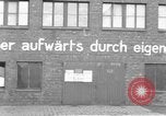 Image des soldats des États-Unis 4e régiment de cavalerie entrez Erftwerk factory Grevenbroich Allemagne, 1945, de la seconde 16 séquences d'archives historiques vidéo 65675072983