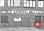 Image des soldats des États-Unis 4e régiment de cavalerie entrez Erftwerk factory Grevenbroich Allemagne, 1945, de la seconde 17 séquences d'archives historiques vidéo 65675072983