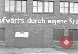 Image des soldats des États-Unis 4e régiment de cavalerie entrez Erftwerk factory Grevenbroich Allemagne, 1945, de la seconde 18 séquences d'archives historiques vidéo 65675072983