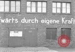 Image des soldats des États-Unis 4e régiment de cavalerie entrez Erftwerk factory Grevenbroich Allemagne, 1945, de la seconde 19 séquences d'archives historiques vidéo 65675072983