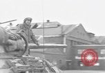 Image des soldats des États-Unis 4e régiment de cavalerie entrez Erftwerk factory Grevenbroich Allemagne, 1945, de la seconde 22 séquences d'archives historiques vidéo 65675072983