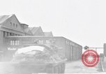 Image des soldats des États-Unis 4e régiment de cavalerie entrez Erftwerk factory Grevenbroich Allemagne, 1945, de la seconde 24 séquences d'archives historiques vidéo 65675072983